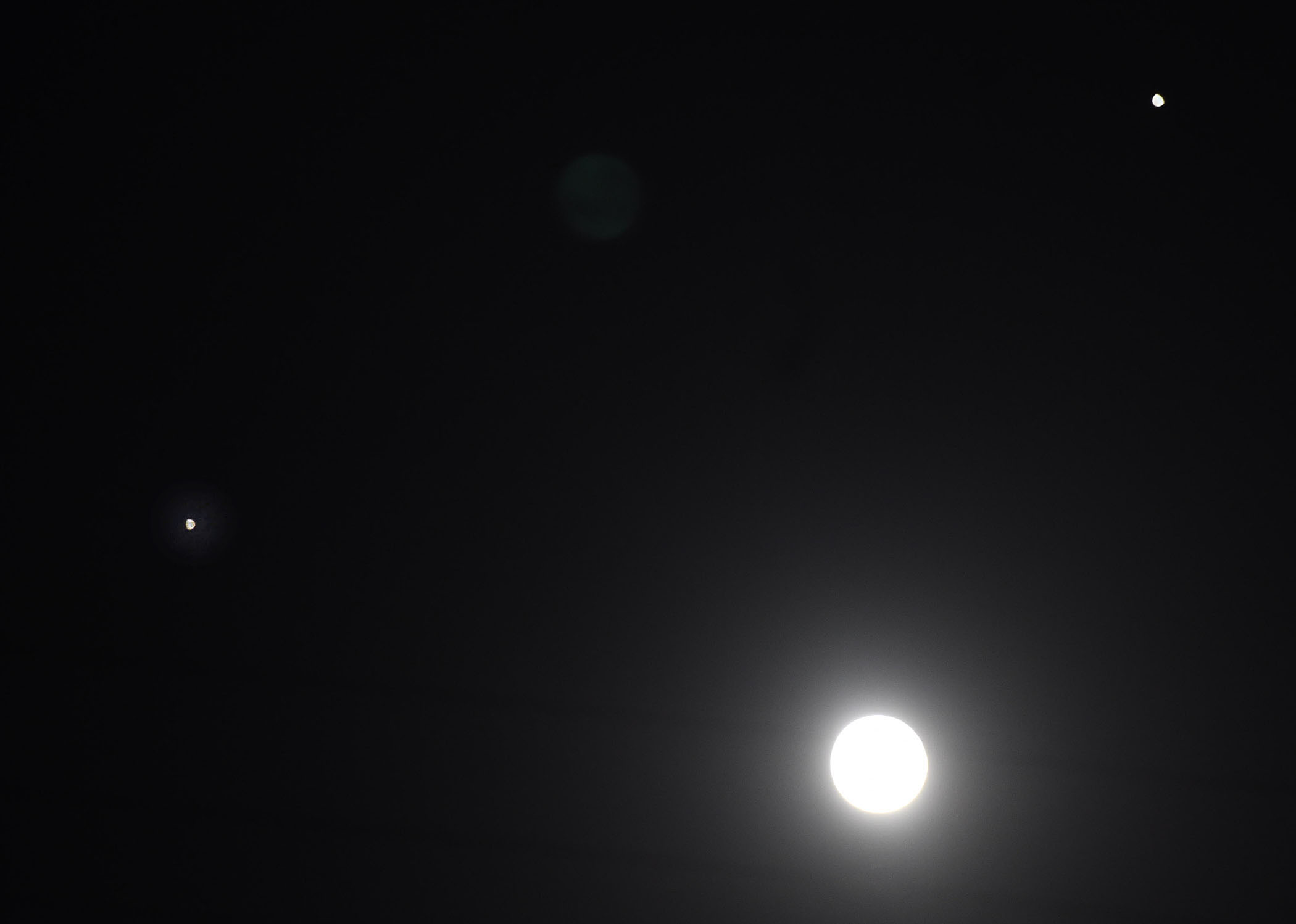 moon between jupiter and saturn